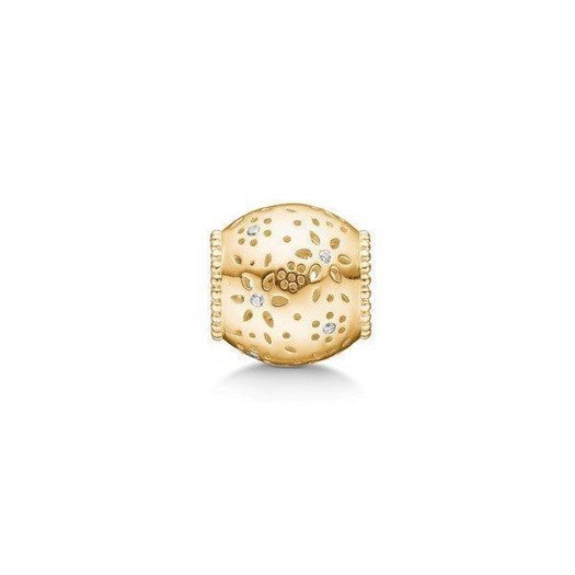 Barrel Flower charm i forgyldt sølv fra STORY by Kranz & Ziegler – kugleformet charm med udskårne blomster.